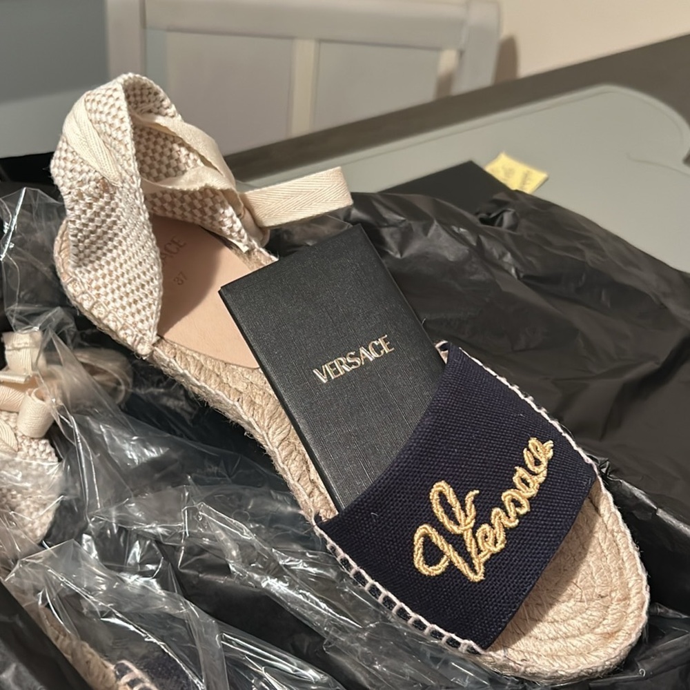 Brand new , never worn , just received as a gift wrong size